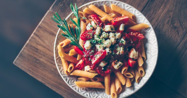 Linsen Penne an veganer Bolognese
