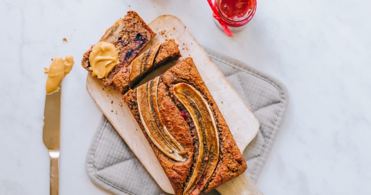 Gesundes Beeren & Mohn Bananenbrot ohne Zucker oder Gluten